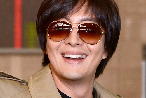 Bae Yong Joon bi don cuoi con dai gia vao thang 6 hinh anh