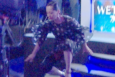 Sao Trung Quoc nga dap mat tren san khau hinh anh