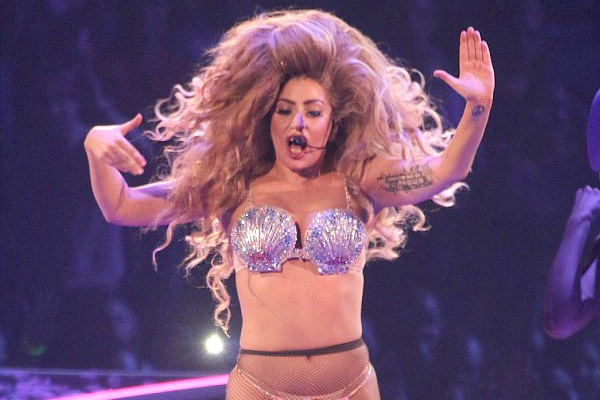 Lady Gaga tiep tuc lo anh xau khi chua photoshop hinh anh