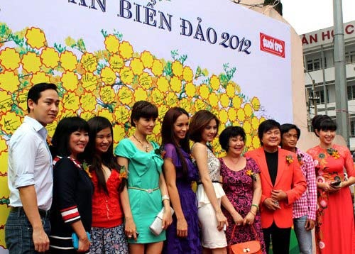 Đông đảo nghệ sĩ trong TP HCM tham gia Ngày hội mùa xuân biển đảo 2012.
