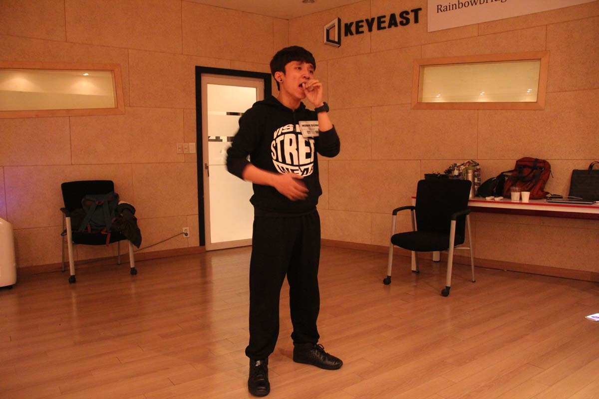 Với chất giọng đẹp, Minh Dũng dễ dàng đi tiếp vào vòng trong.