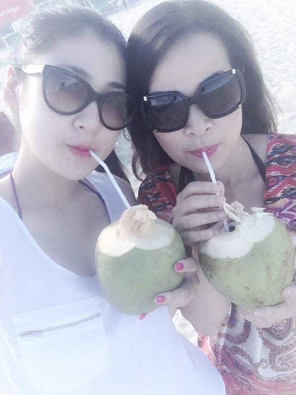 Nhìn nhan sắc của mẹ Tú Anh ít ai nghĩ cô đã ngoài 40 tuổi. Á hậu Tú Anh được thừa hưởng nhiều nét đẹp từ mẹ.