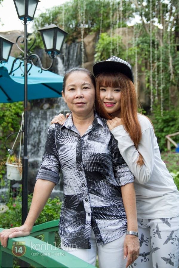 Kể từ ngày Khởi My lên thành phố học và theo đuổi đam mê ca hát, mẹ luôn bên cạnh Khởi My. Do hoàn cảnh gia đình chỉ có một mẹ, một con nên nữ ca sĩ cho biết mẹ luôn muốn bên cạnh cô để bảo vệ, giúp con gái tránh xa mọi cám dỗ của giới showbiz. Hàng ngày mẹ vẫn chở cô đi làm, đi diễn bằng chiếc xe gắn máy.