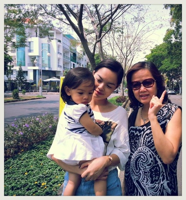Mẹ Phạm Quỳnh Anh rất trẻ trung, phong cách khi xuất hiện cùng con gái và cháu ngoại.