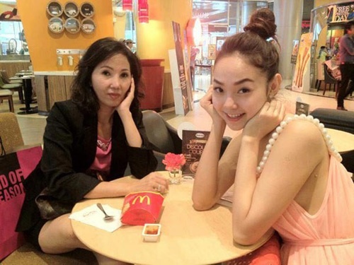 Minh Hằng thừa hưởng nhiều nét đẹp của mẹ. Nhiều người đánh giá mẹ Minh Hằng rất trẻ trung và xinh đẹp.