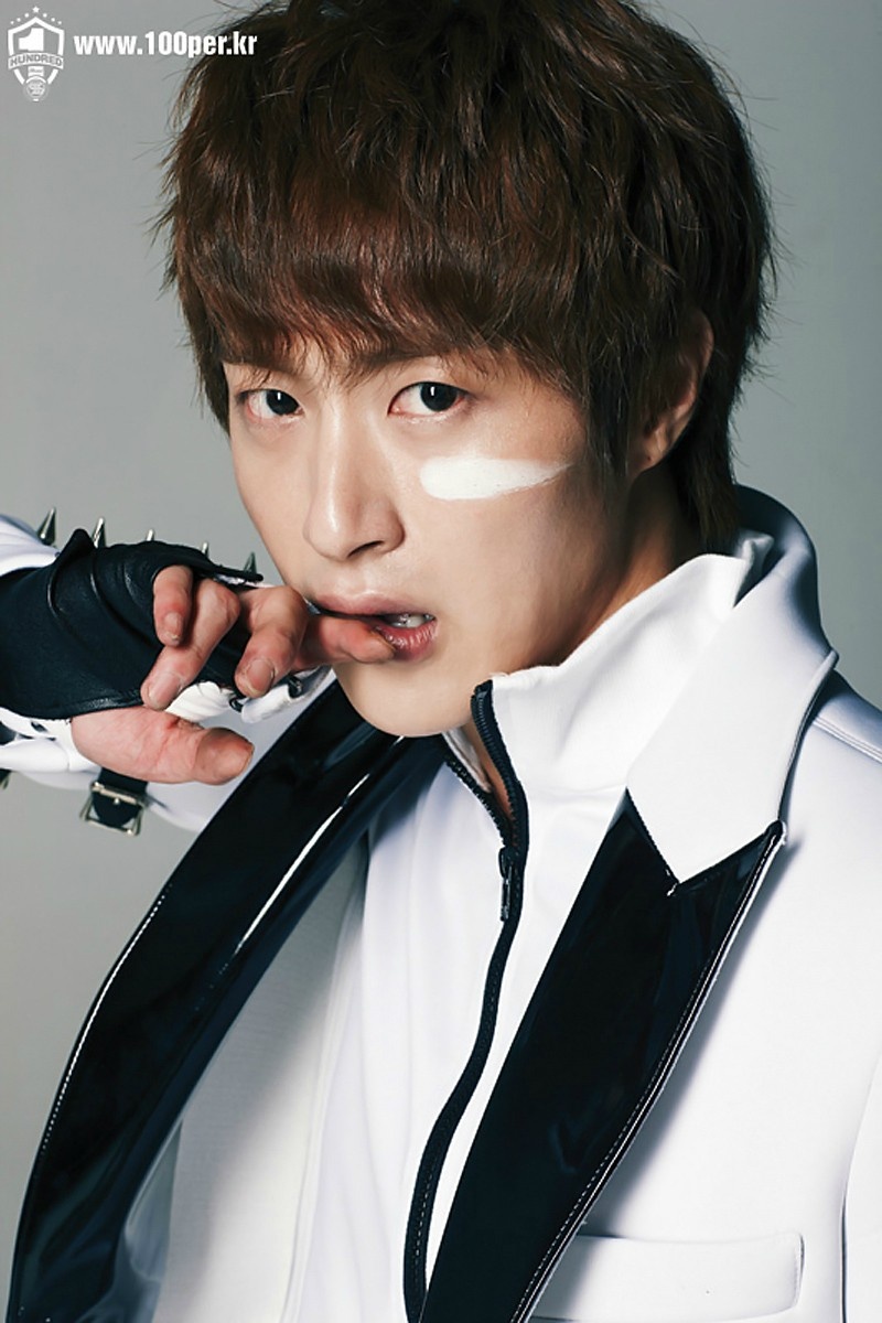 Anh chàng Min Woo điển trai của 100% cũng đã bắt đầu quá trình tập luyện trong quân ngũ của mình từ 4/3.  