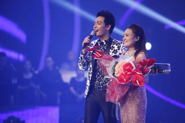 Nhật Thủy trên sân khấu Vietnam Idol.
