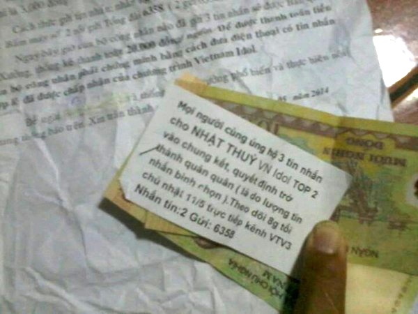 Công nhân được trả tiền để nhắn tin bình chọn