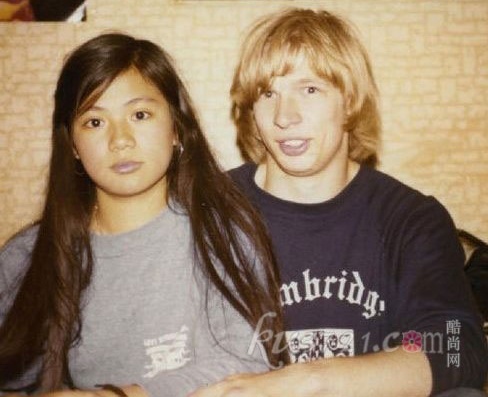 Ông Mỹ Linh có một tuổi thơ không mấy bình yên. Mối tình đầu của cô là vào lúc 17 tuổi, với một cậu bạn trai người Anh. Từng có thông tin cho rằng, Ông Mỹ Linh có ý định tự tử khi mối tình này đi đến kết cục không như mong muốn.