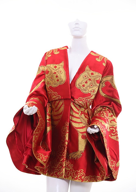 Lý Nhã Kỳ tung ảnh chụp cận cảnh chiếc váy để chứng minh là hàng thật.