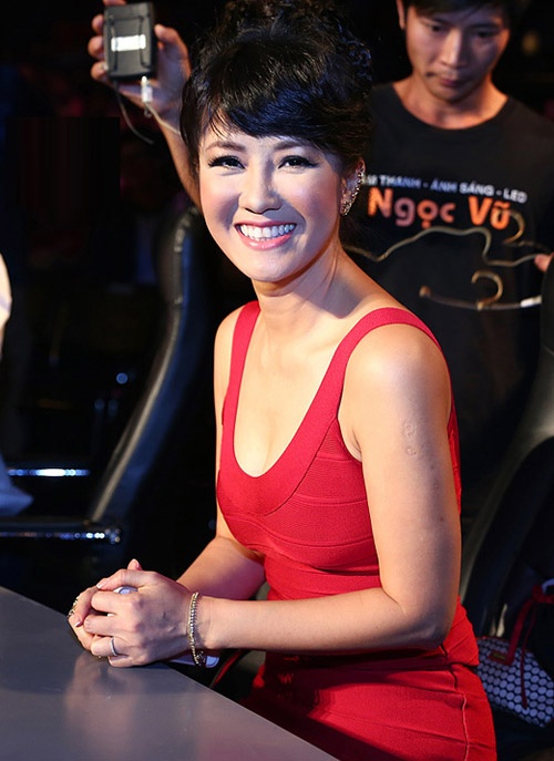 Hồng Nhung luôn gợi cảm trên ghế nóng.
