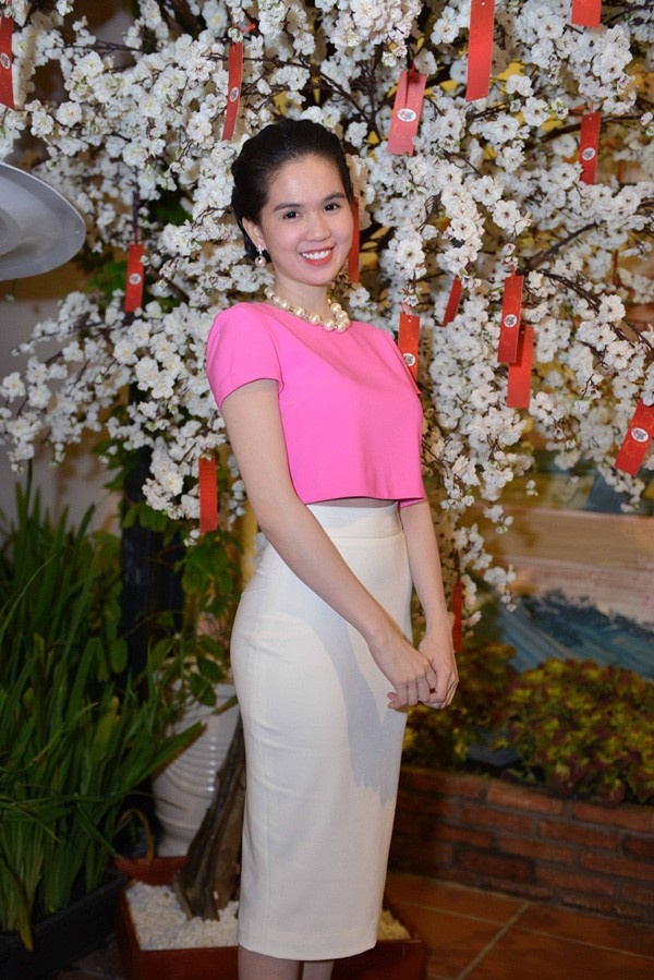 Ngọc Trinh lựa chọn kiểu tóc búi tết điệu đà nữ tính kết hợp cùng áo croptop và chân váy bút chì.