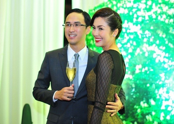 Người đẹp Hà Tăng lựa chọn cho mình kiểu tóc búi tết mái uốn lọn để kết hợp cùng đầm ánh kim pha ren ấn tượng.