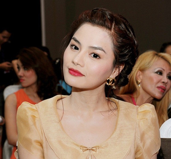 Kiểu tóc búi tết của Vũ Thu Phương nhìn rất hợp với chiếc áo cổ đính nơ.