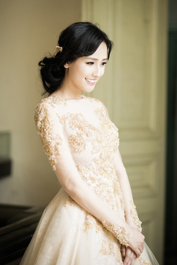Mai Phương Thúy nhìn dịu dàng và nữ tính như một nàng công chúa với kiểu tóc búi thấp.