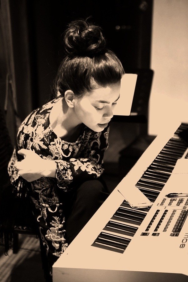 Hồ Ngọc Hà thường xuyên kết hợp tóc búi cao với trang phục thường ngày. Cô nhấn nhá cho búi tóc của mình bằng phần mái hơi phồng và tóc cuốn quanh giấu chun trông khá thú vị.