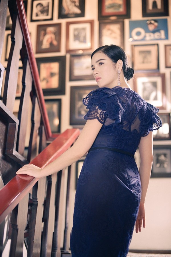 Khuôn mặt của Lý Nhã Kỳ lại mang một vẻ bí ẩn đầy kiêu sa với kiểu tóc này.