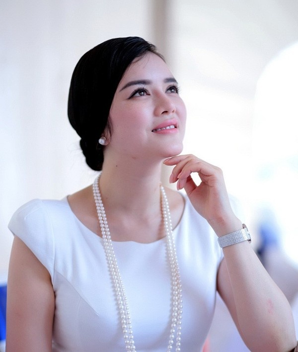 Người đẹp chọn kết hợp tóc búi thấp gọn gàng với ngôi lệch để khuôn mặt trông thanh thoát hơn.