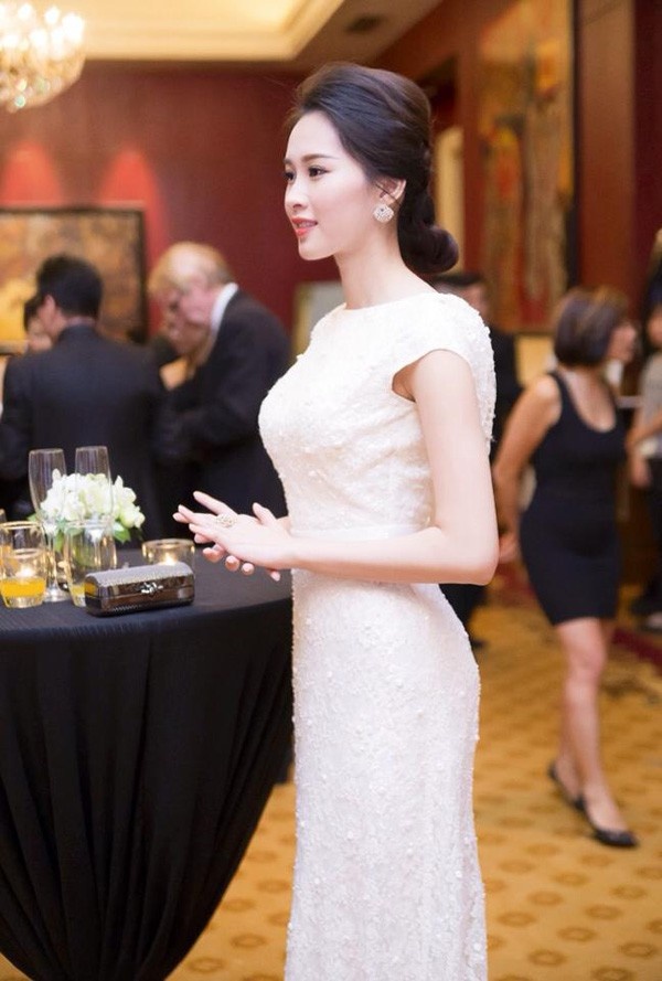 Hoa hậu Thu Thảo xinh đẹp lộng lẫy và duyên dáng với kiểu tóc búi thấp cùng váy trắng tinh khôi.