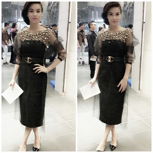 Kiểu tóc búi phồng retro quý phái mà cá tính này đã từng làm mê đắm lòng người bao thế hệ phụ nữ từ xưa tới nay và các sao Việt cũng không nằm ngoại lệ. Cổ điển - sang trọng - quý phái là những gì mà kiểu tóc búi retro mang đến, điểm nhấn của kiểu tóc này chính là những đường nét uốn lượn trên mái tóc. Hồ Ngọc Hà kết hợp nét cổ điển của kiểu tóc này cùng nét sang trọng của bộ đồ đen đính ngọc trai quý phái.