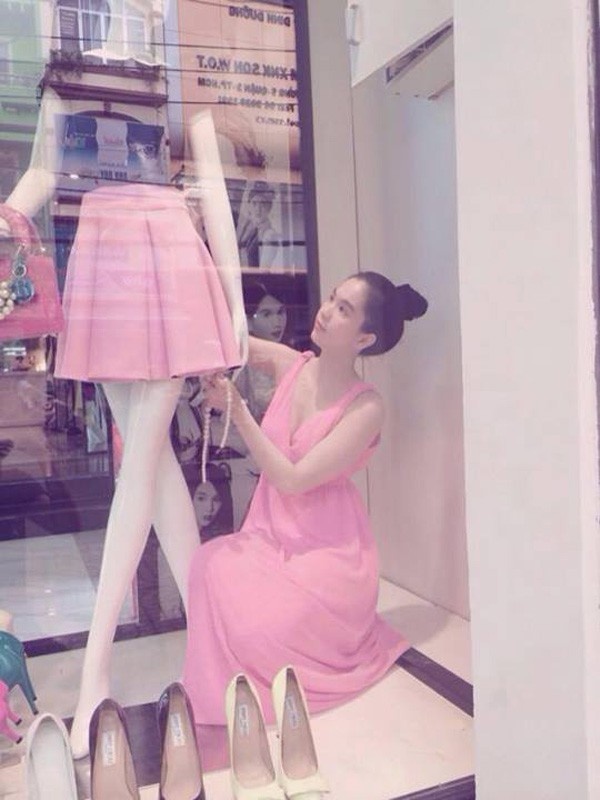 Ngọc Trinh thật nữ tính khi để tóc búi cao và diện maxi dài màu hồng phấn.