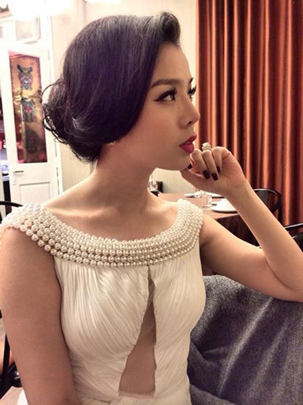 Ca sĩ Lệ Quyên sang trọng và quyến rũ với đầm cổ ngọc trai và tóc búi thấp, mái uốn bồng bềnh đậm chất cổ điển.