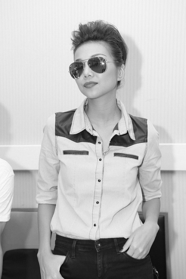 Thanh Hằng trẻ trung và đầy cá tính với kiểu tóc búi được nhấn nhá bằng phần mái chải rối tung bụi bặm.