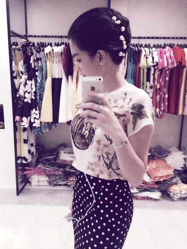 ... nhấn nhá cho kiểu tóc búi lận của mình bằng những hạt ngọc trai sang trọng.