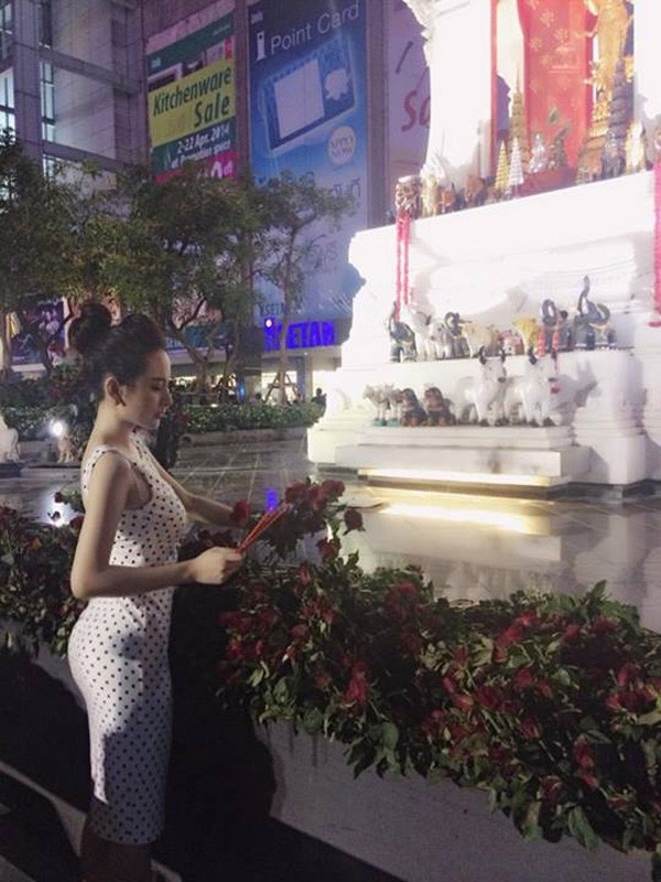 Angela Phương Trinh biến tấu với kiểu tóc búi cao và phần mái phồng.