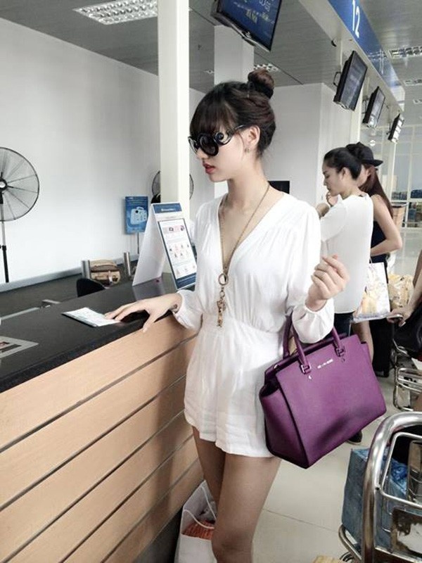 Hồng Quế nhìn trẻ trung khi để tóc búi cao và mái bằng.