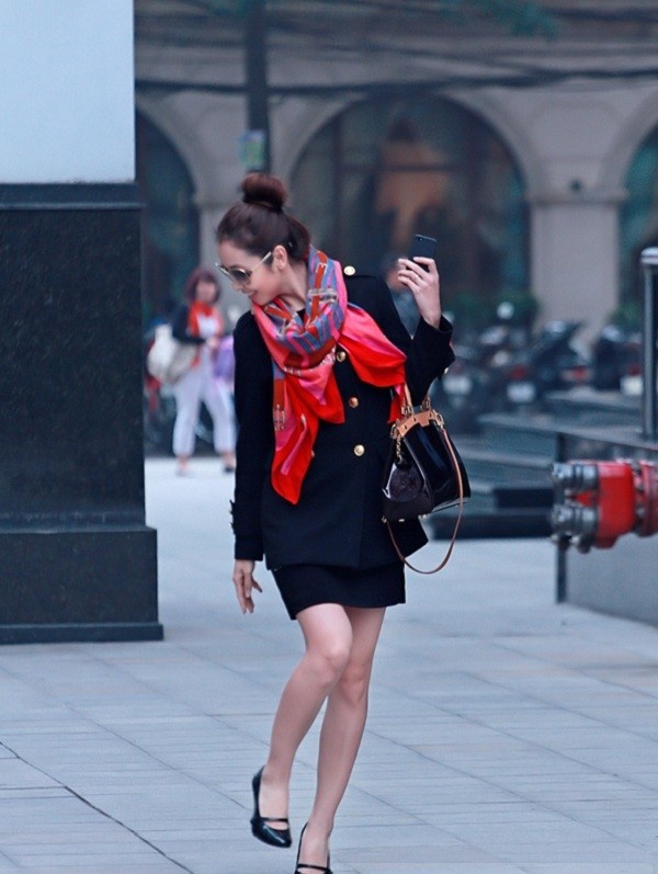 Jennifer Phạm thanh lịch khi diện đồ công sở và búi tóc cao.