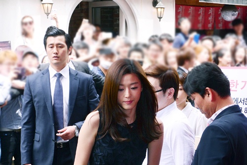 'Minh tinh trai dat' Jun Ji Hyun gay tac nghen duong pho hinh anh