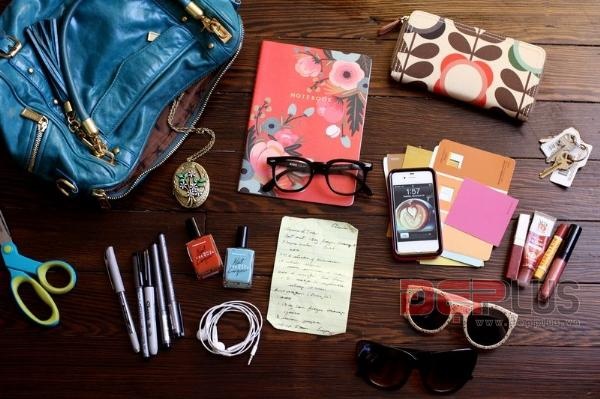 14. Điện thoại bàn tràn ngập ảnh quần áo hay ảnh tự sướng theo trào lưu “What’s in my bag” hay Shoefie