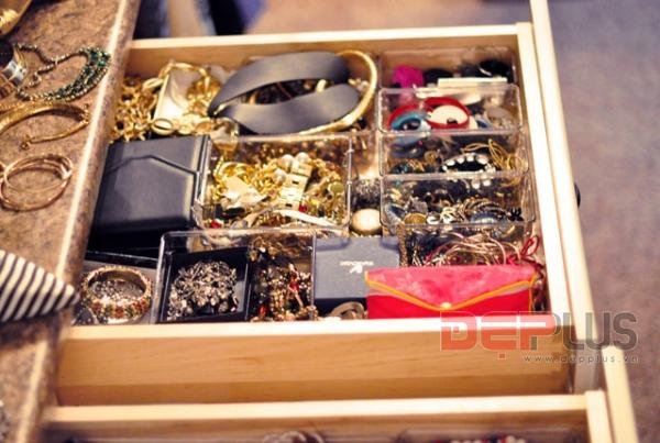 3. Kho phụ kiện đầy ắp.