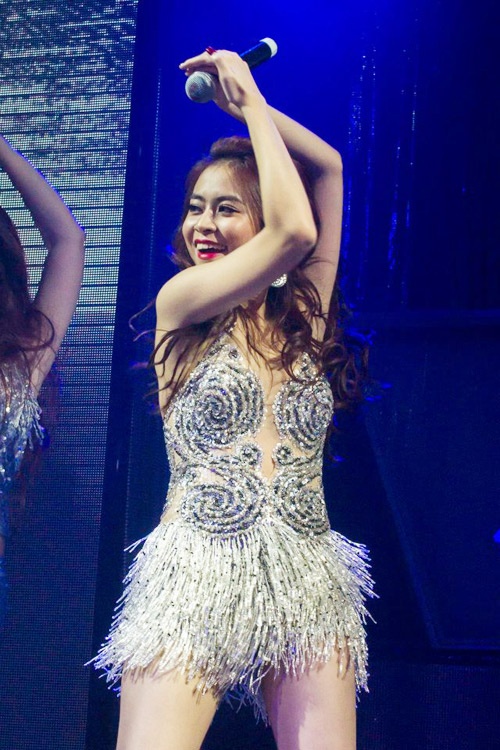 Sequin, hạt đính với những lớp họa tiết rối mắt là kiểu trang phục thường được Hoàng Thùy Linh lựa chọn.