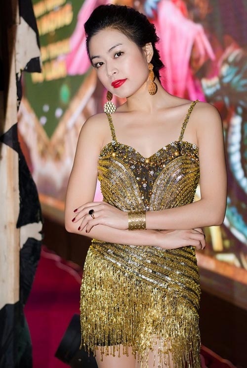 Những kiểu trang phục của Hoàng Thùy Linh không có nhiều thay đổi về kiểu dáng, ngoại trừ là làm mới bởi màu sắc.