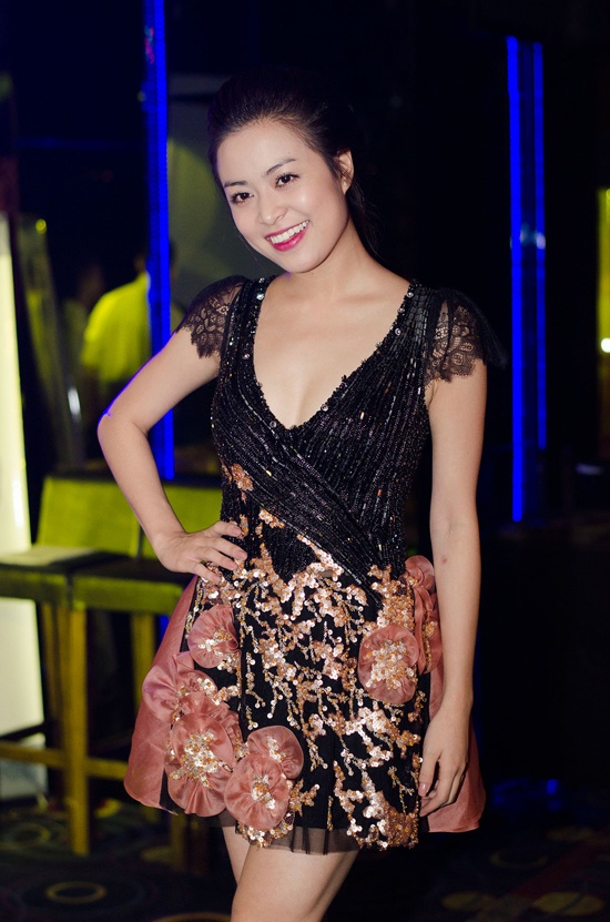 Chiếc đầm sequin được làm mới bằng những bông hoa dập nổi rất khó hiểu.
