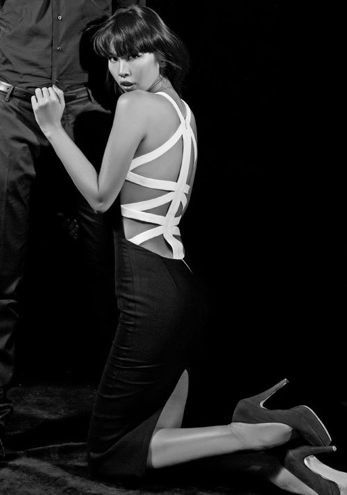 Không chỉ chăm chỉ thể hiện vòng 1 nóng bỏng, Hà Anh còn rất yêu chuộng mốt cut-out phóng khoáng.