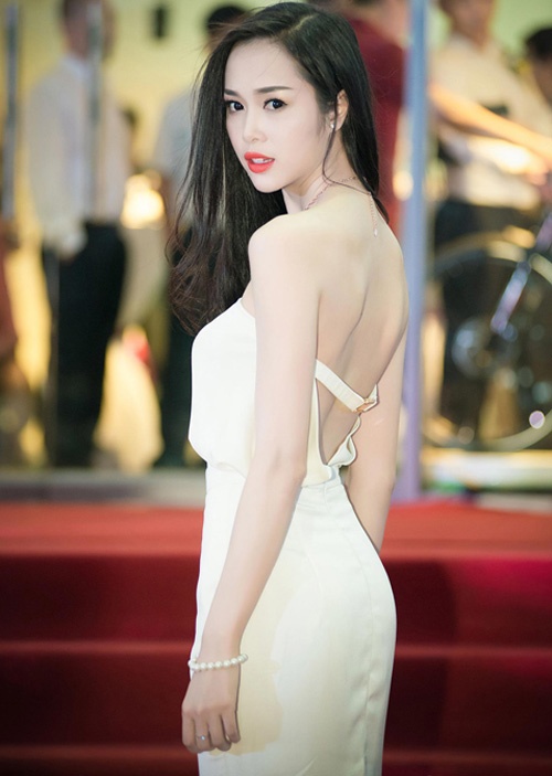 Ngọc Anh tươi xinh trong bộ đầm hở lưng.