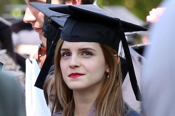 Emma Watson gay sot voi hinh anh tot nghiep hinh anh