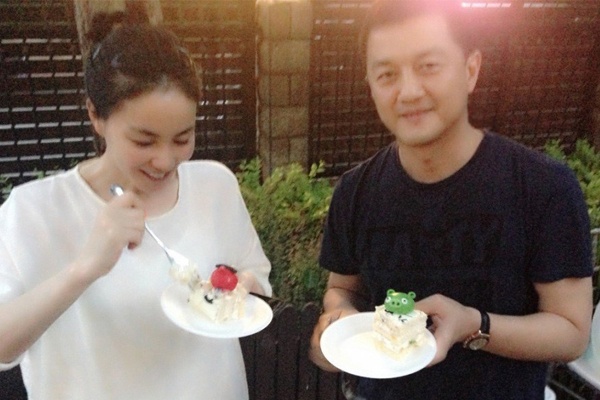 Ly A Bang vui ve ben vo cu trong ngay sinh nhat con gai hinh anh