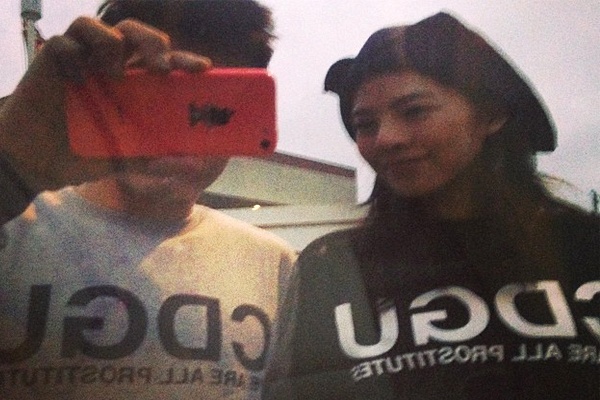 Tran Quan Hy va bo tre bi chi trich vi ao in chu phan cam hinh anh