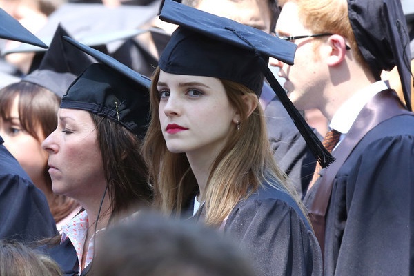 Ve si gia sinh vien bao ve Emma Watson trong le tot nghiep hinh anh