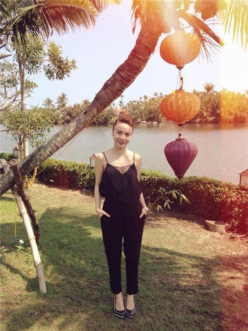 Yến Trang với chiếc áo hai dây được may thêm mảng đáp ren rất gợi cảm và cũng góp phần tăng thêm sự sang chảnh cho chiếc áo. Cô kết hợp nó với chiếc quần dáng suông và giày mũi nhọn thanh lịch.