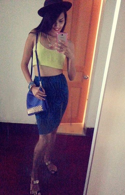 Áo hai dây dáng lửng kết hợp với chân váy bút chì là sự lựa chọn của siêu mẫu Lan Khuê.