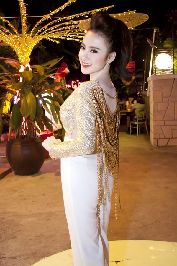 ... hay đuôi ngựa cao. 2 kiểu tóc này đều tôn lên nét gợi cảm và khuôn mặt thanh thoát của Angela Phương Trinh.