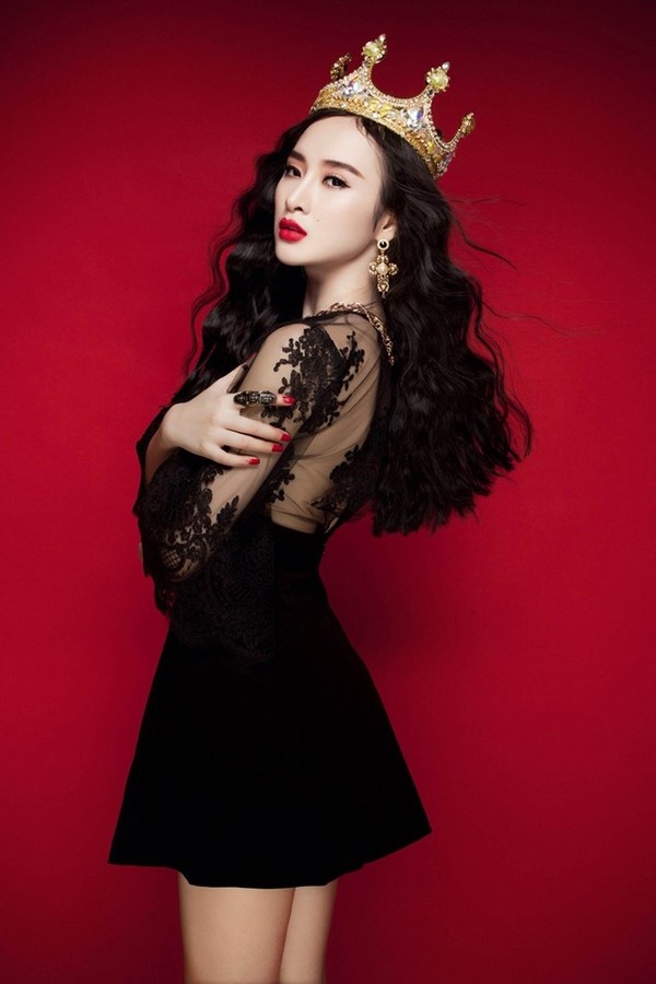 Ngược lại, Angela Phương Trinh đã hóa thân thành một người phụ nữ vô cùng quyền lực và quyến rũ trong những bộ trang phục thiết kế ren đen. Điểm nhấn cho vẻ đẹp sang trọng chính là mái tóc đen tuyền với những gợn sóng đầy mê hoặc.