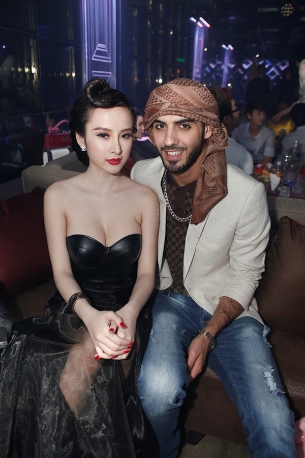 Kiểu tóc uốn mái này có lẽ là một trong những diện mạo lạ mắt nhất mà Angela Phương Trinh từng thử nghiệm. Màu son đỏ càng khiến cô thêm sexy nhưng lại có phần hơi 