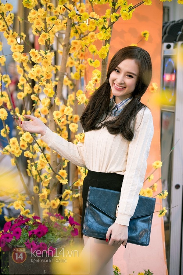 Hiếm hoi lắm công chúng mới được thấy Angela Phương Trinh buộc tóc hai bên xinh xắn như những bạn bè đồng trang lứa.
