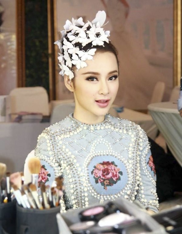Mái tóc búi gọn ghẽ, đơn giản được tô điểm với những món phụ kiện hình bướm điệu đà. Kết hợp với kiểu trang điểm nhẹ nhàng, Angela Phương Trinh đẹp mong manh đến khó tả.